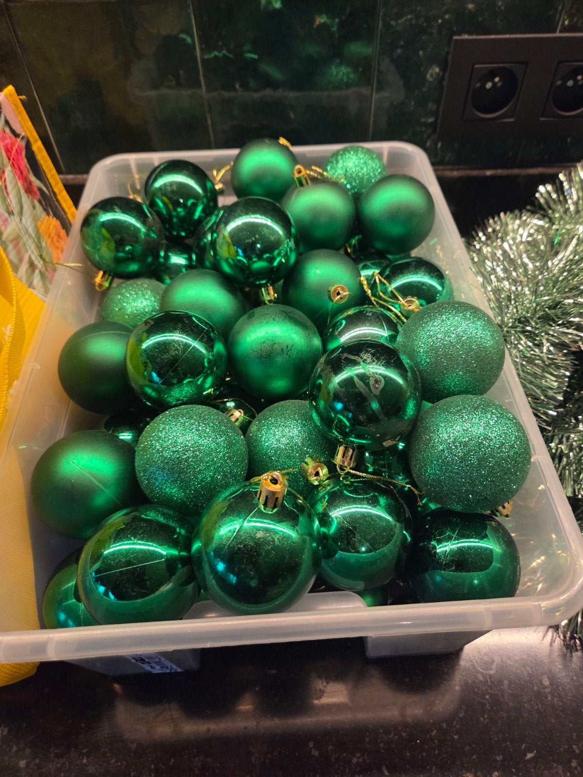 250 kerstballen, Diversen, Ophalen