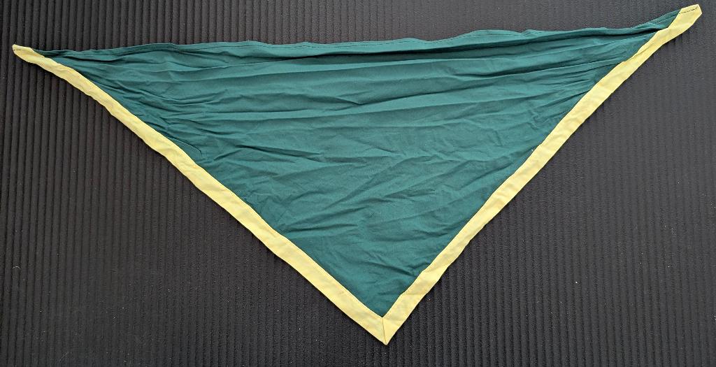 Lot de 28 foulards scouts verts avec bord jaune, Enlèvement ou Envoi, Utilisé, Casquette, Chapeau ou Foulard