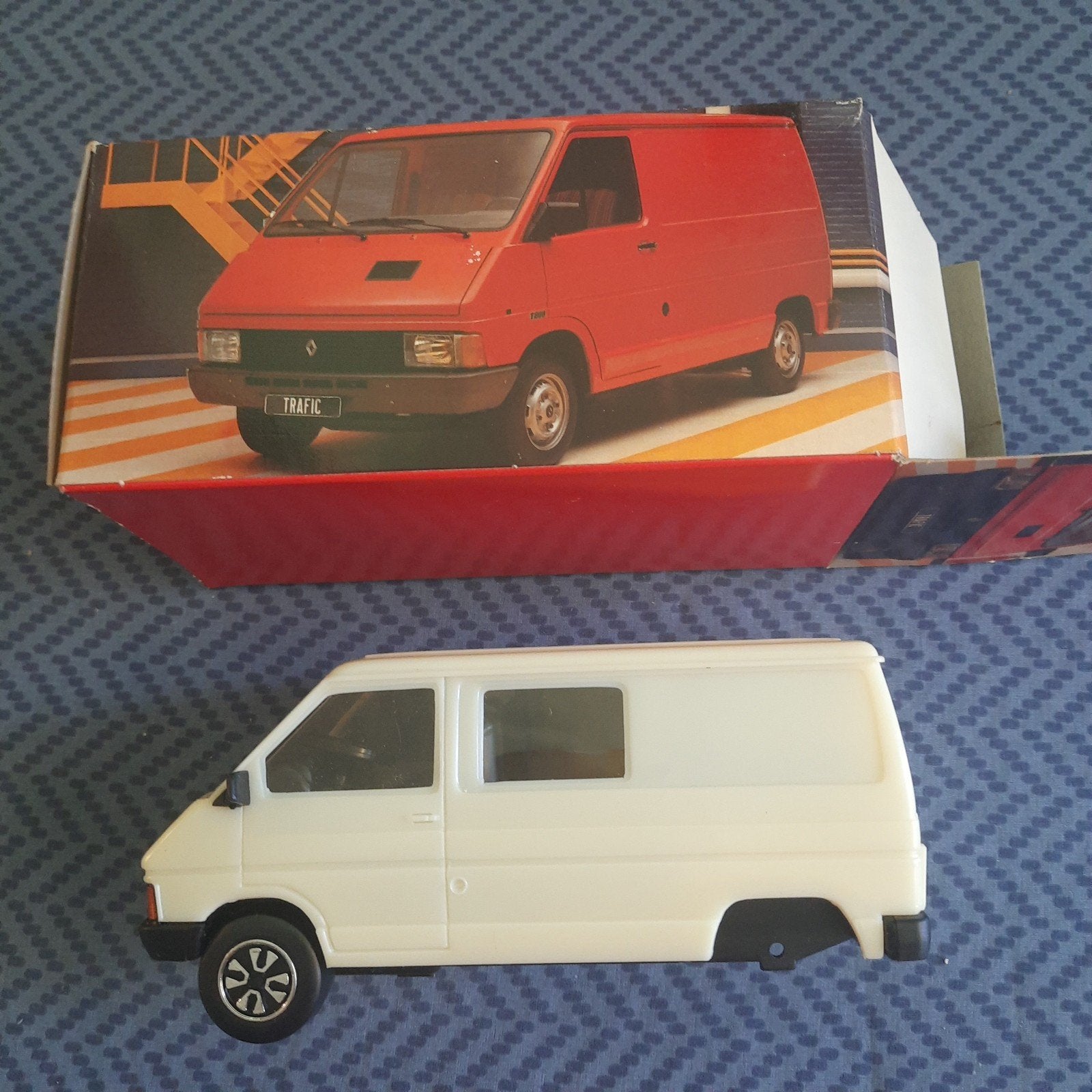 RENAULT TRAFIC*1/24*MODÈLE DU CONCESSIONNAIRE DANS UNE BOÎTE, Enlèvement, Comme neuf, Bus ou Camion, Autres marques