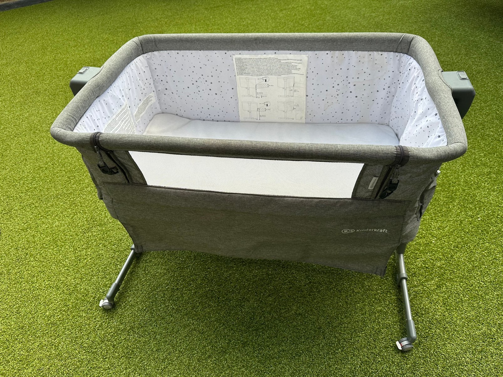 Kinderkraft Uno Co-sleeper / Aanschuifbedje - Grijs, Enfants & Bébés, Berceaux & Lits, Enlèvement, Comme neuf