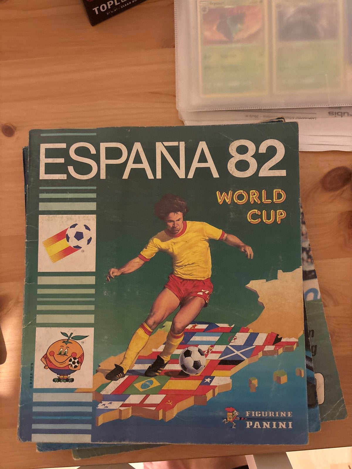WK 82 boek, Verzamelen, Ophalen of Verzenden, Zo goed als nieuw