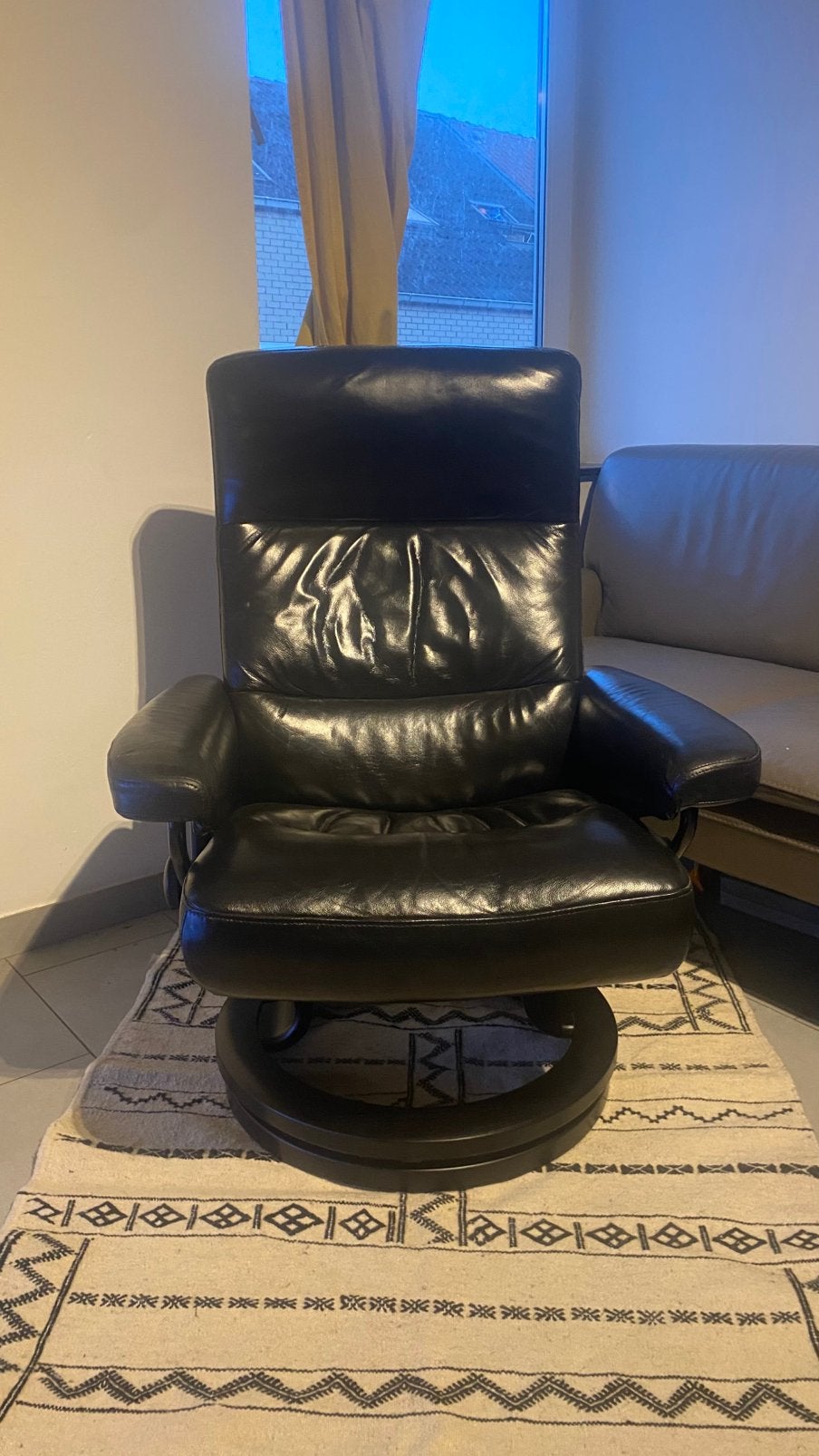 Luxe Stressless Relaxfauteuil Zwart Leder Uitstekende Staat, Huis en Inrichting, Ophalen, Minder dan 75 cm, Hout, Zo goed als nieuw