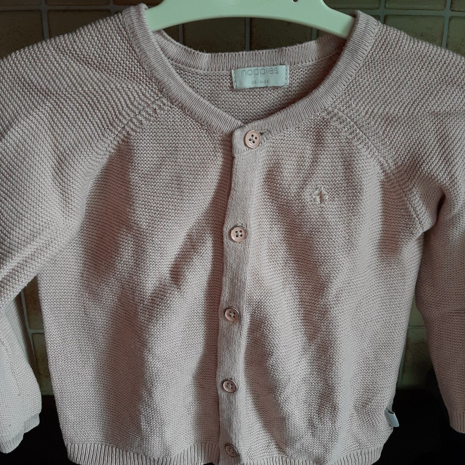 Lichtroze gilet trui van Merk Noppies mooier in het echt., Kinderen en Baby's, Babykleding | Maat 86, Ophalen