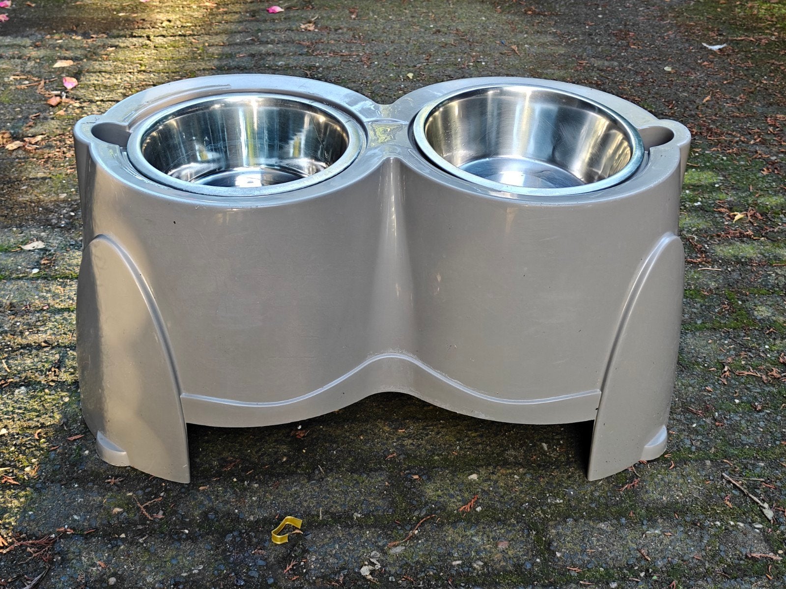 Hondenvoerbak met metalen bakjes, Ophalen, Gebruikt