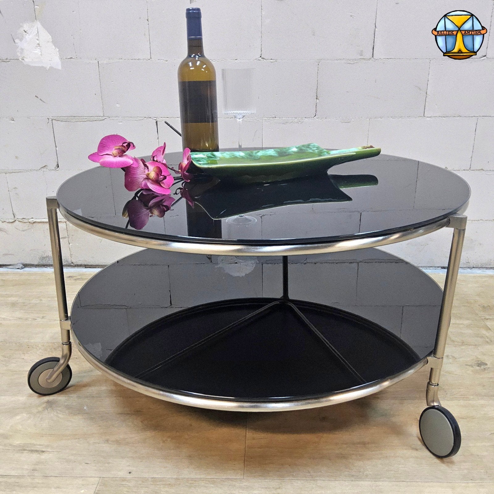 Table basse vintage en verre foncé Ikea Strind sur roulettes, Maison & Meubles, Enlèvement ou Envoi, Vintage  / modern, Rond, 50 à 100 cm