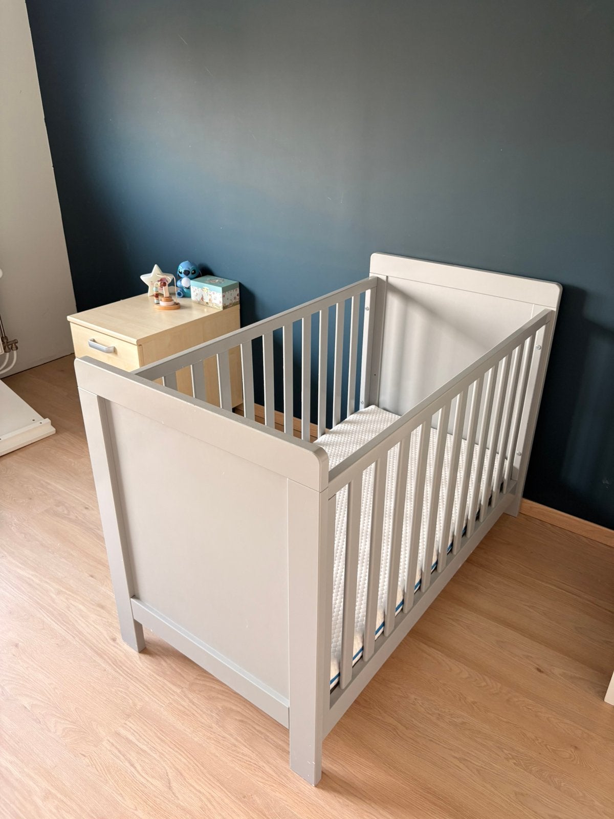 Grijs Babybed + matras, Sommier à lattes, Moins de 70 cm, Enlèvement, Utilisé