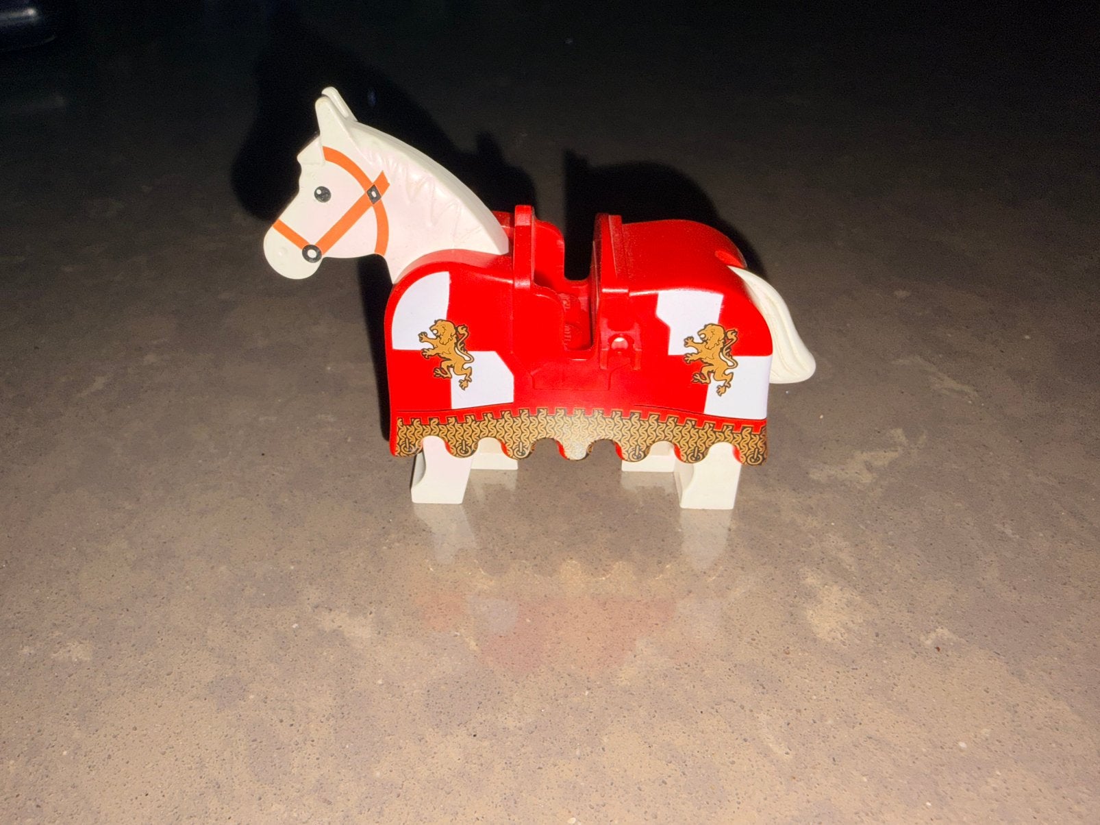 LEGO paardenharnas / barding Ruffled Edge with Gold Lions, Lego, Accessoire, Ophalen of Verzenden, Zo goed als nieuw