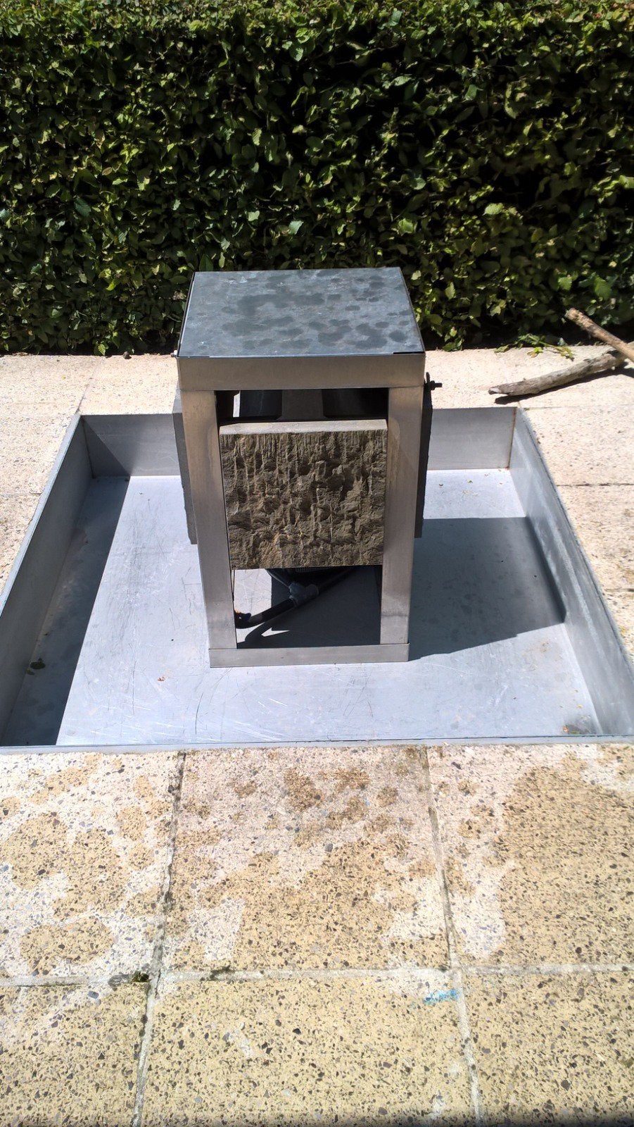 Fontaine sculptée sur l'eau, Enlèvement, Comme neuf