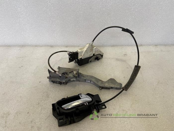 Serrure portière mécanique 4portes avant droite d'un Peuge, Autos : Pièces & Accessoires, -, 3 mois de garantie, Utilisé, -