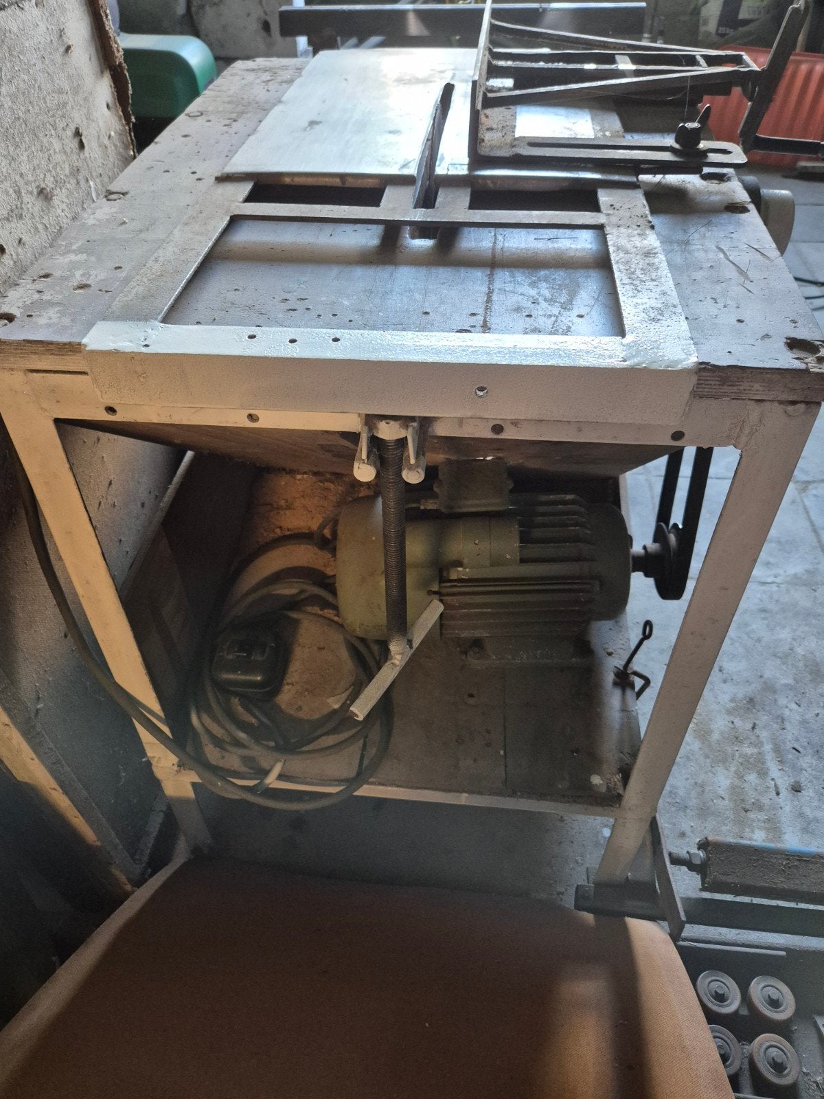 Zaagmachine met geleider om groeven en dergelijke uit te zag, Articles professionnels, Machines & Construction | Industrie & Technologie