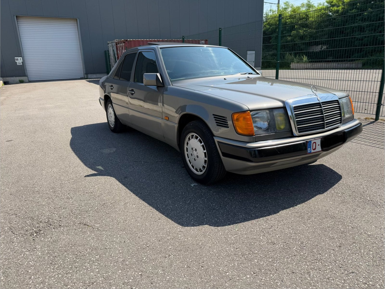 Mercedes-Benz 250D, Autos, Mercedes-Benz, Série 200, Ordinateur de bord, Verrouillage central, Rétroviseurs électriques, Jantes en alliage léger