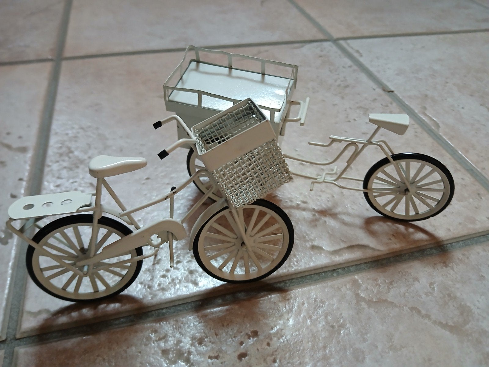 2 vélos miniatures blancs, Maison & Meubles, Envoi, Comme neuf