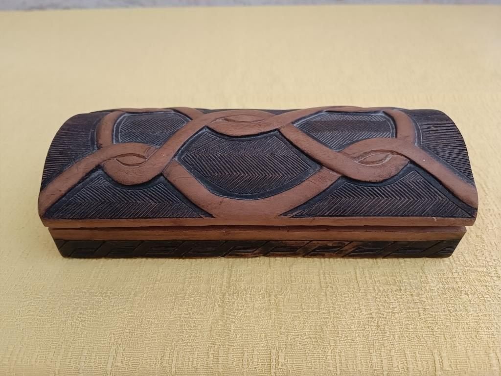 Coffret en bois exotique sculpté à la main (origine Afrique), Antiquités & Art, Bois, Brun, Fait main, Abstrait