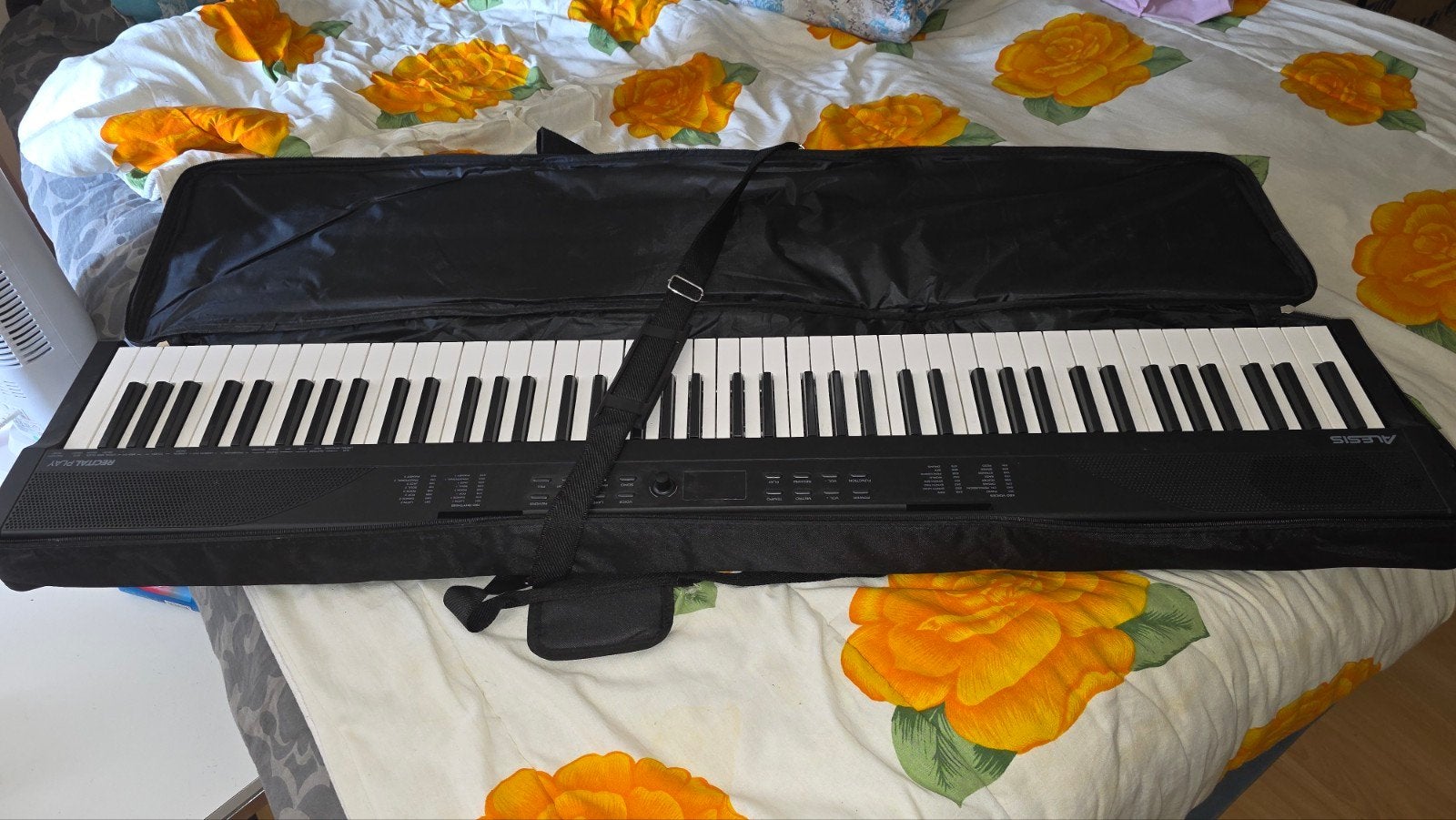 Keyboard met statief, Muziek en Instrumenten, Keyboards, Ophalen, Nieuw, 88 toetsen, Midi-aansluiting
