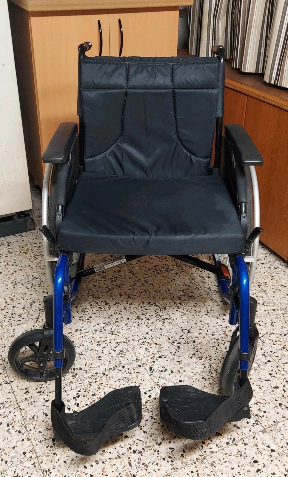 Fauteuil roulant manuel Invacare — bleu et noir, Divers, Enlèvement, Pliant, Utilisé, Fauteuil roulant à pousser
