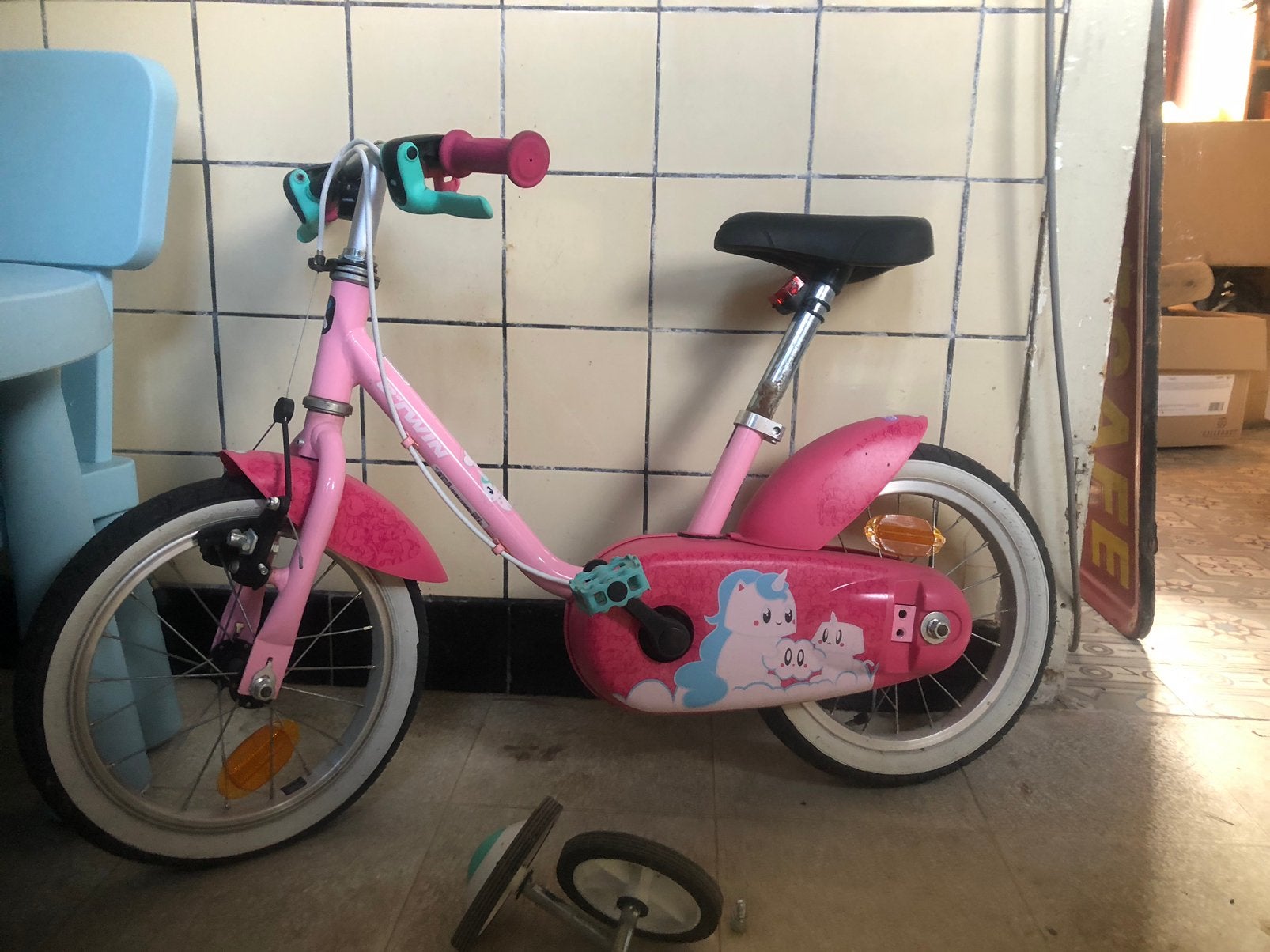 Vélo pour fille, 2 trottinettes, toboggan et tracteur, Enlèvement, Utilisé, Stabilisateurs