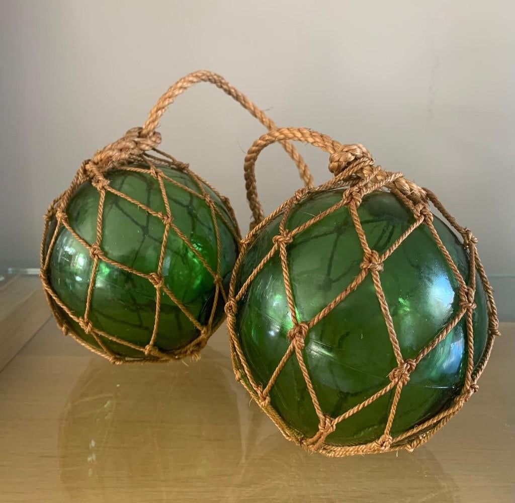 Vintage groene glazen bol macramé hanger (2 stuks), Antiek en Kunst, Ophalen