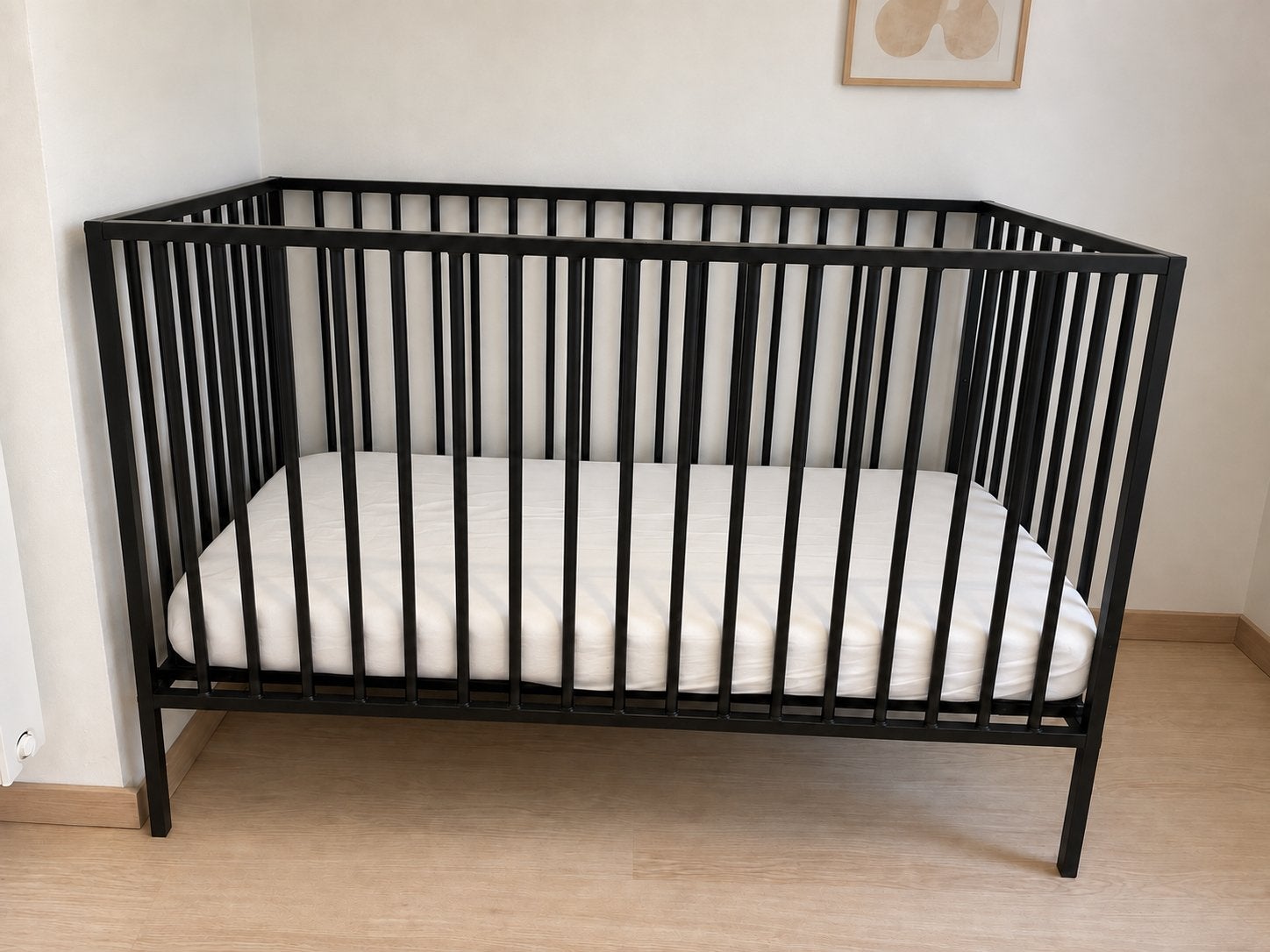 Zwart babybedje ledikant met matras en gratis accessoires, Ophalen, Zo goed als nieuw, Ledikant