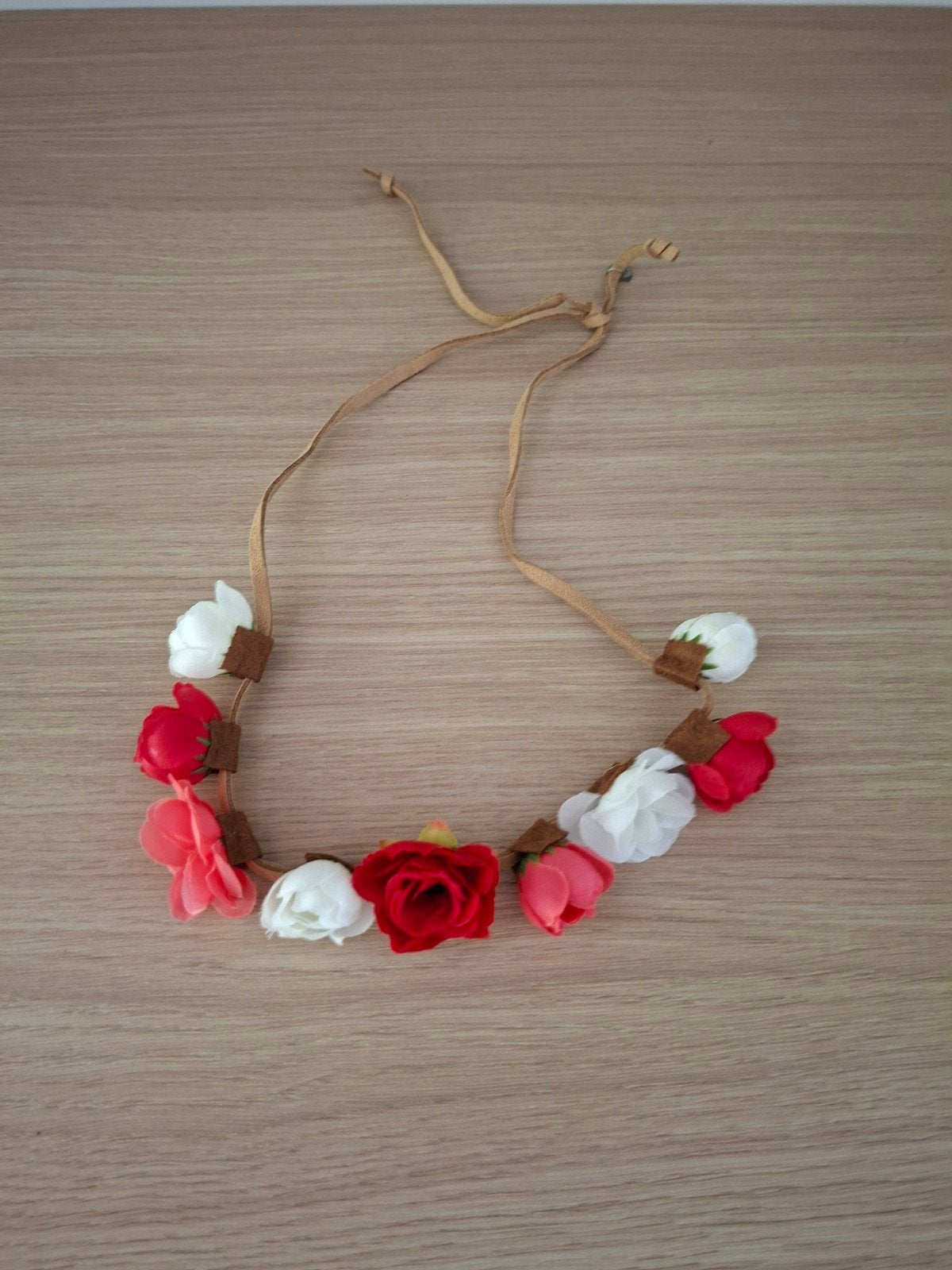 Bloemenkransje voor in je haar / bloemenlint rood en wit, Bijoux, Sacs & Beauté, Accessoires Autre, Enlèvement ou Envoi, Comme neuf