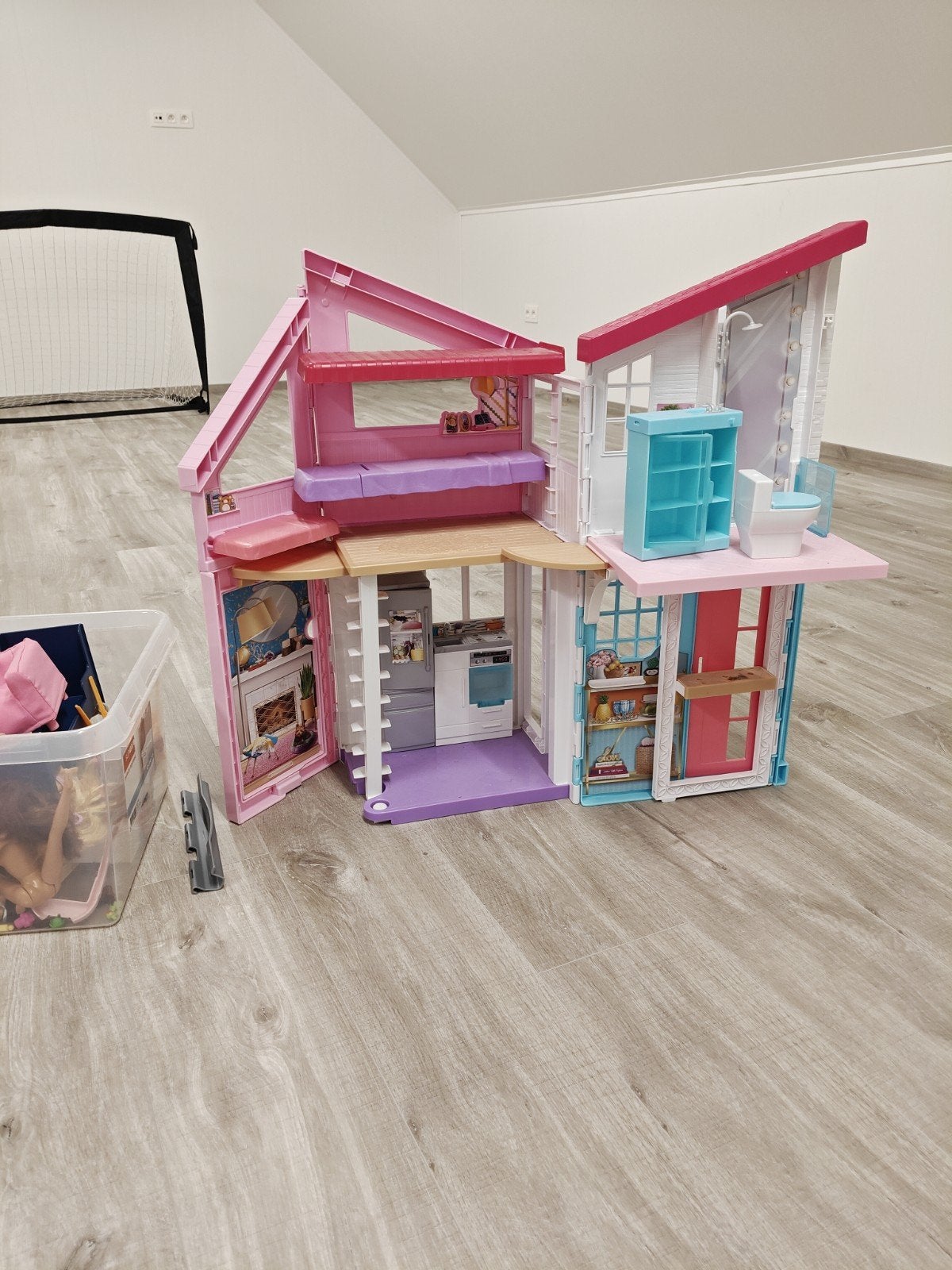 Barbiehuis met accessoires (zetels, kasten,poppen, bad,....), Ophalen, Accessoires