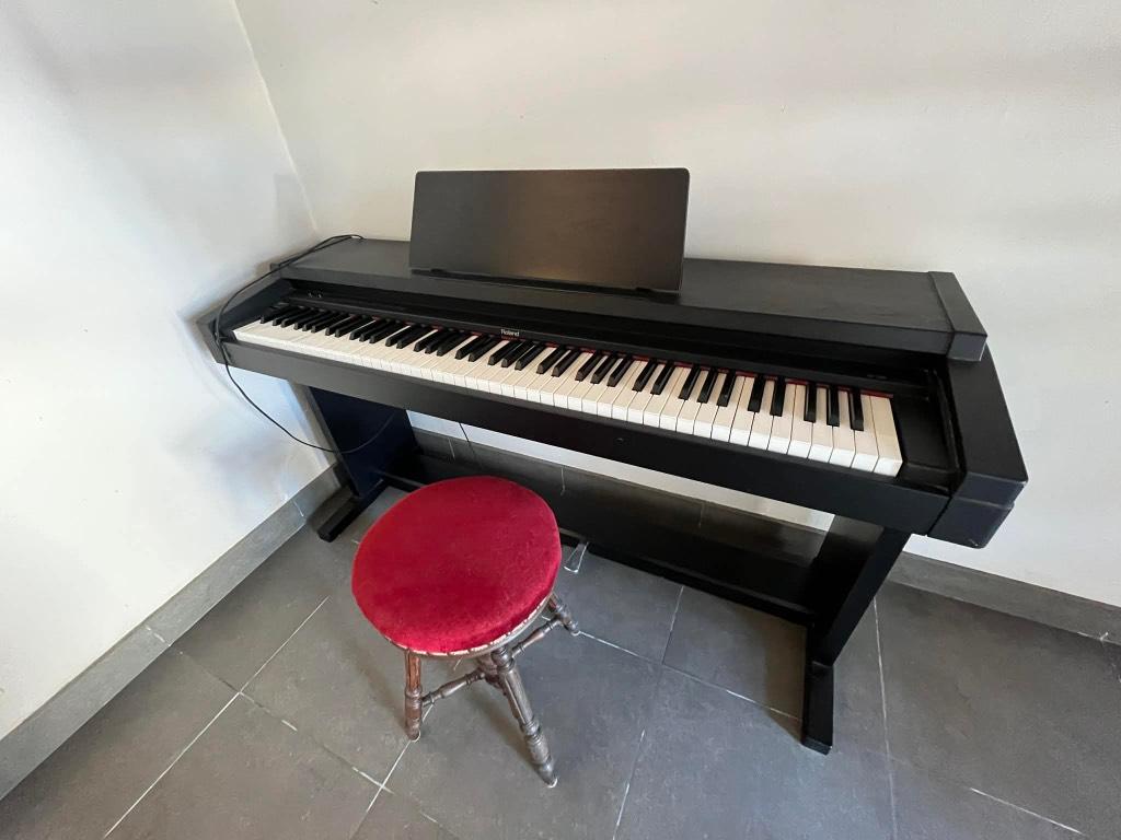 Roland HP 1500 piano + krukje, Musique & Instruments, Digital, Enlèvement, Utilisé, Piano