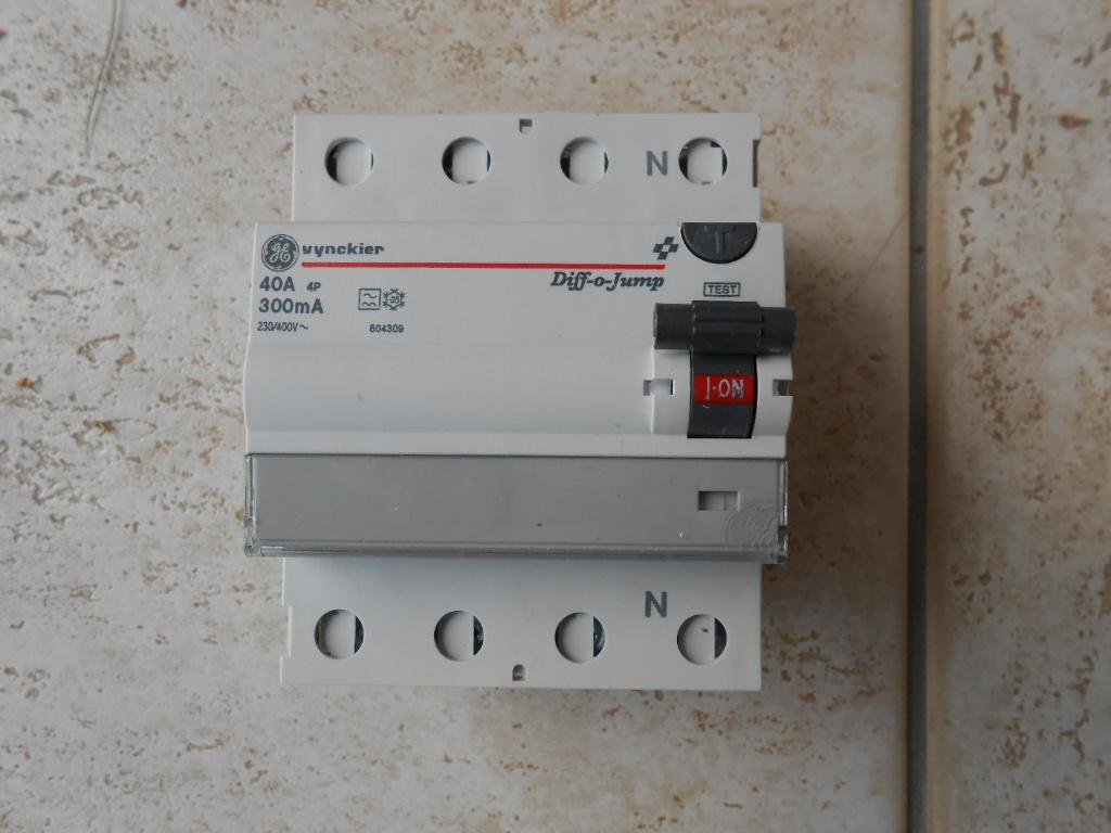 Vynckier differentieelschakelaar 40A 4P 300mA, Doe-het-zelf en Bouw, Ophalen, Nieuw
