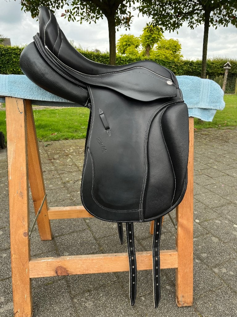 Selle de dressage à vendre, Siège semi-creux, Enlèvement ou Envoi, Arçon réglable, L (17.5 pouces)