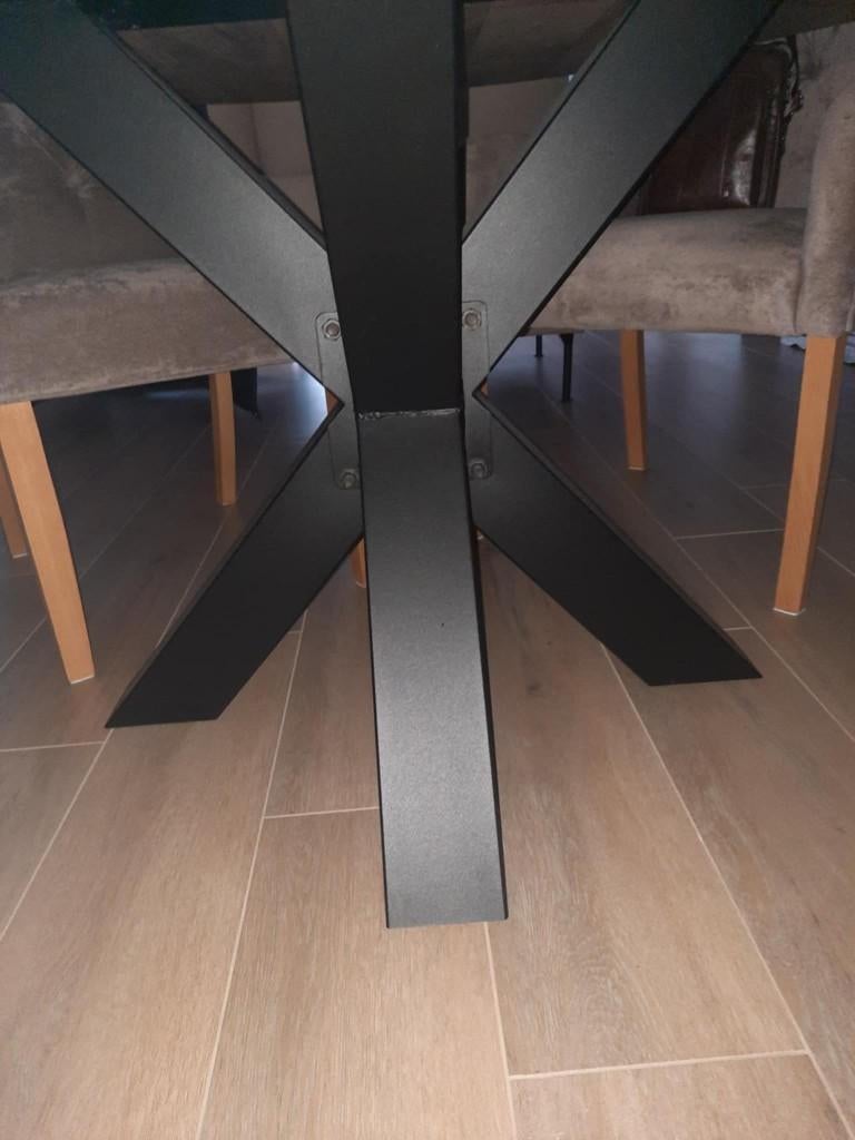 ronde eettafel en 4 landelijke stoelen, Ophalen, Zo goed als nieuw