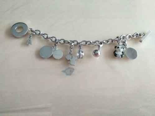 Zilverkleurige armband met bedels van Victoria ongedragen, Handtassen en Accessoires, Armbanden, Nieuw, Ophalen of Verzenden