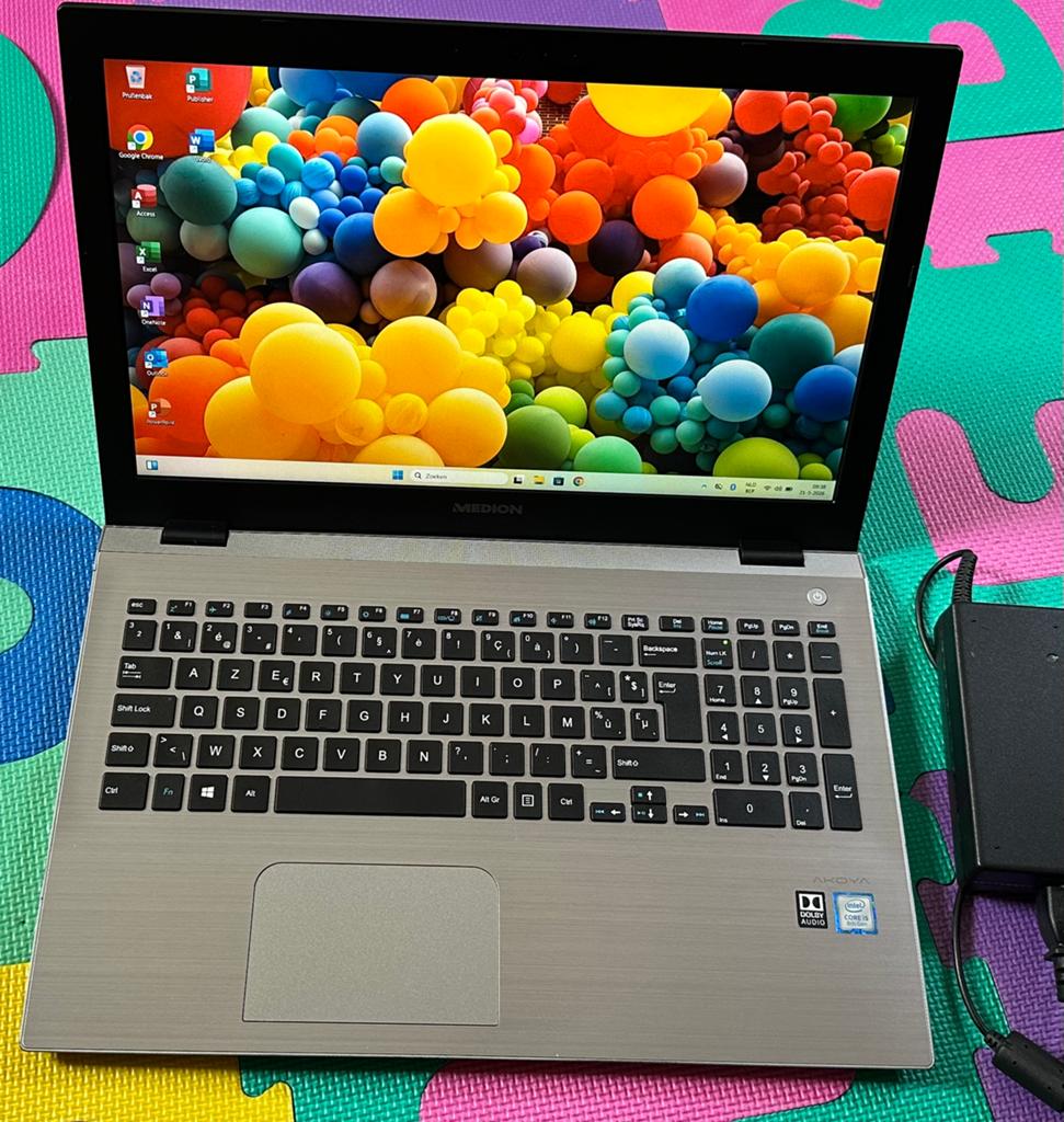 15.6 ‘Full Hd Medion/ i5-8250U/8gb ddr4/256gb ssd/Win 11/, Computers en Software, Laptop-opladers, Zo goed als nieuw, Ophalen