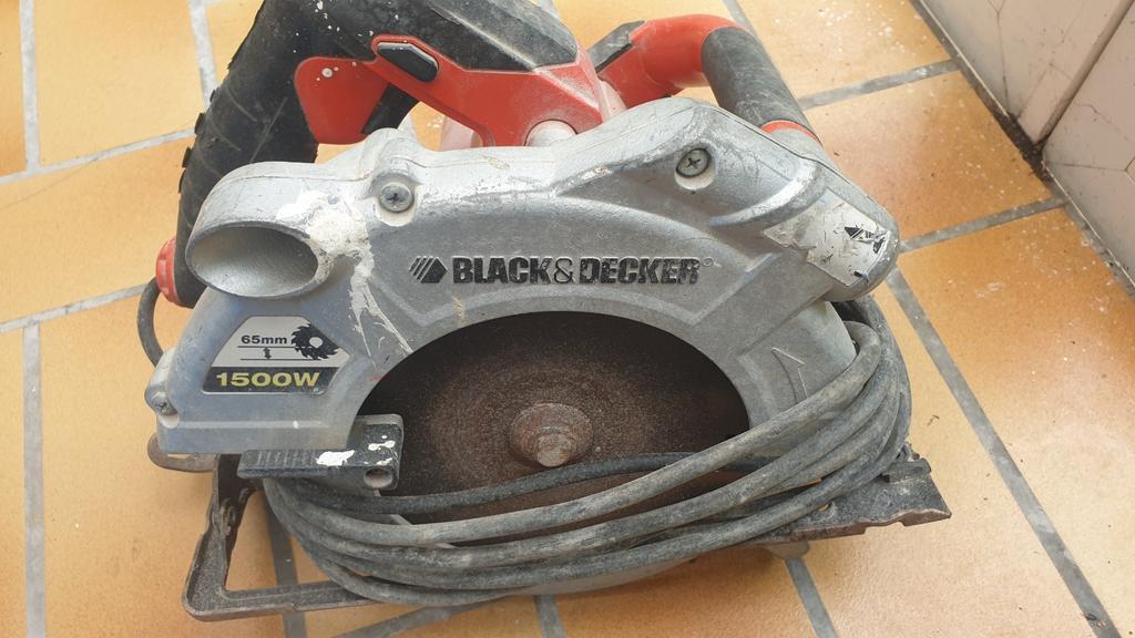Scie circulaire puissante Black & Decker KS1500L avec lame, Bricolage & Construction, Outillage | Scies mécaniques, Enlèvement