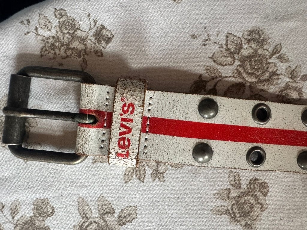 Ceinture cuir Levi's blanche et rouge à oeillets 75/30 = 95c, Rouge, Cuir véritable, 90 à 100 cm, Porté
