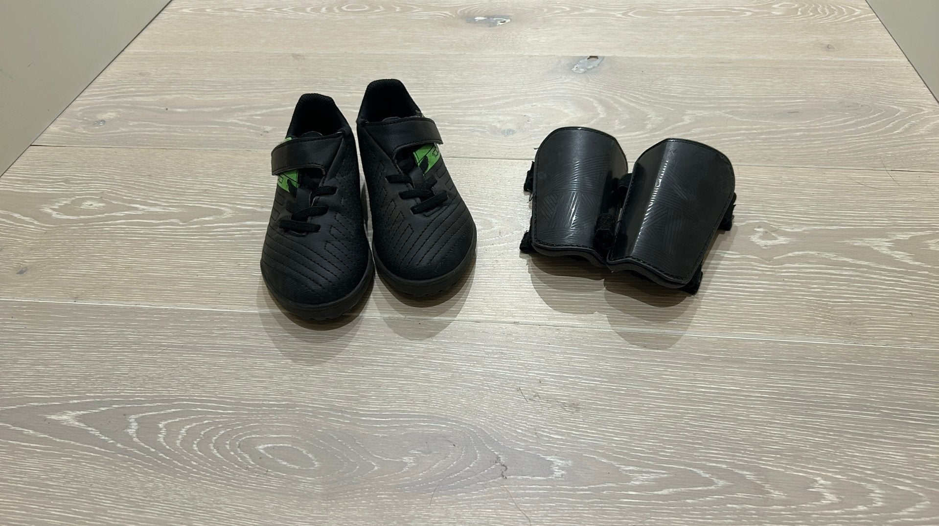 Voetbalschoenen en scheenbeschermers M28, Sport en Fitness, Voetbal, Ophalen, Gebruikt, Maat XS of kleiner, Schoenen