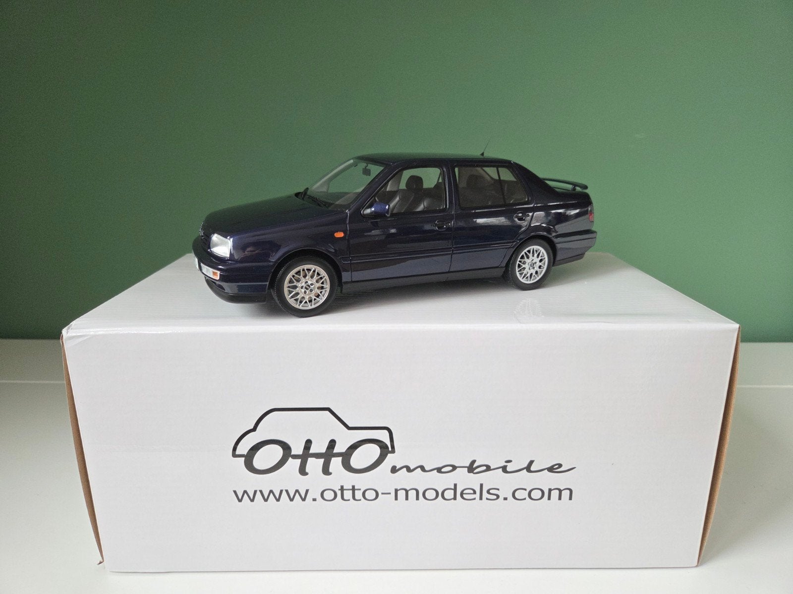 Otto Mobile Volkswagen Vento VR6 Bleu mystique 1996 (OT496), Hobby & Loisirs créatifs, Voitures miniatures | 1:18, Enlèvement ou Envoi