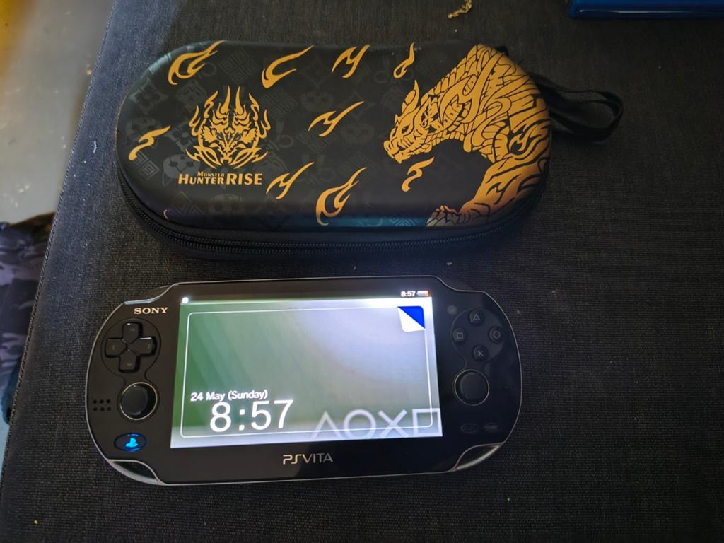 PS vita Oled Fw 3.50 avec 4 jeux et étui de transport + char, Enlèvement ou Envoi, Comme neuf, Noir, Avec caméra