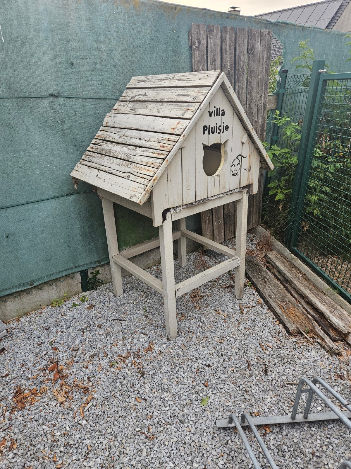 Hokje voor poes of konijn of...., Enlèvement