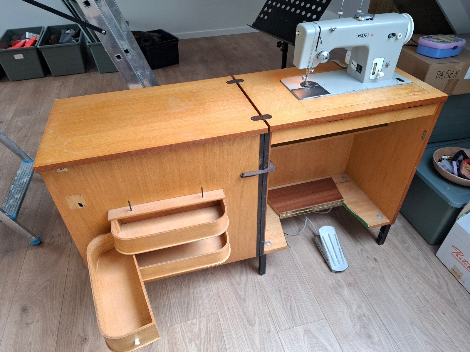 Naaimachine in kast, Enlèvement