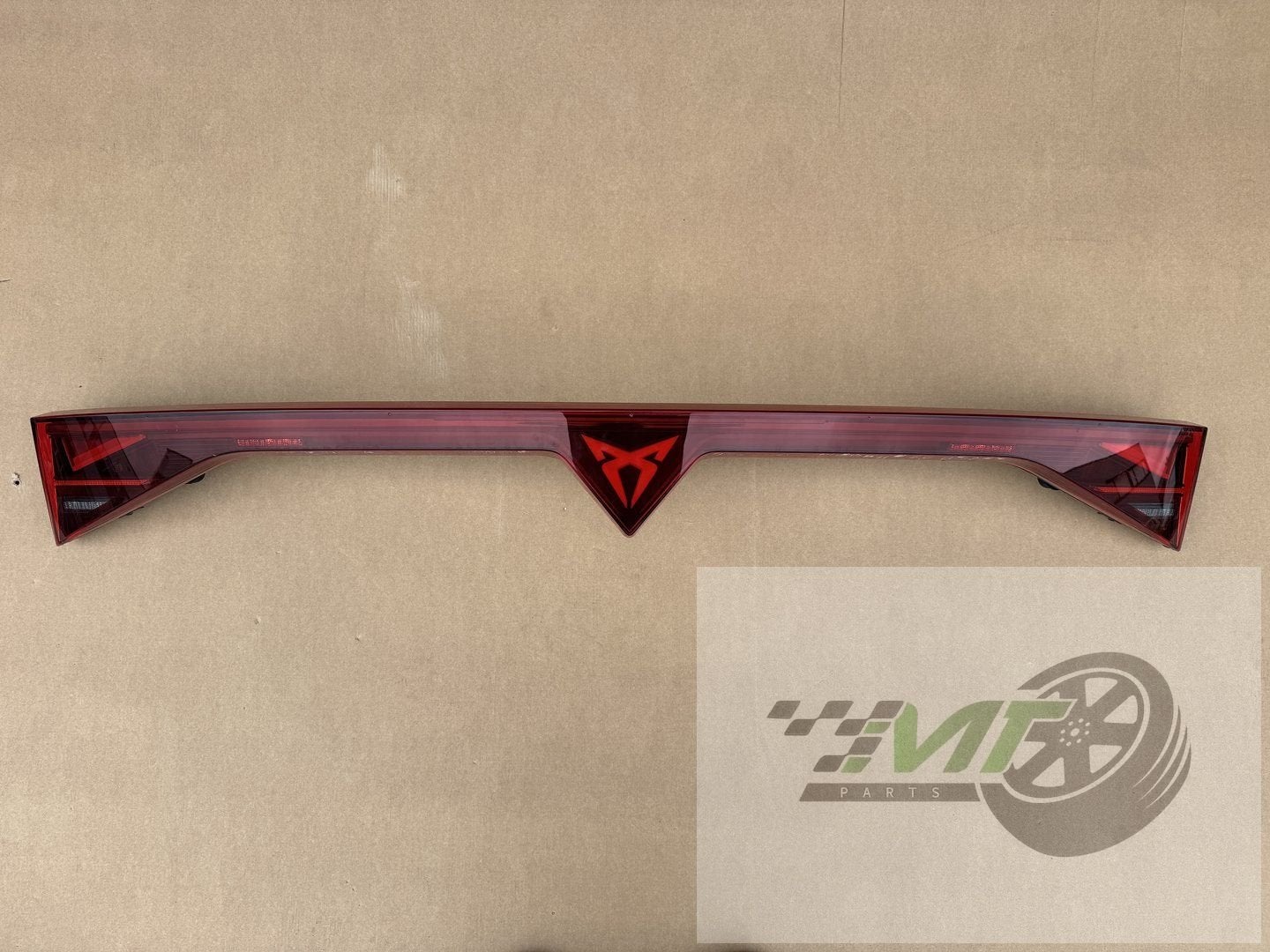 Cupra Formentor achterlicht midden 5FF945307D OEM, Gebruikt, Overige automerken, - Autovía A-2, Km 585 08760 Martorell  Espana