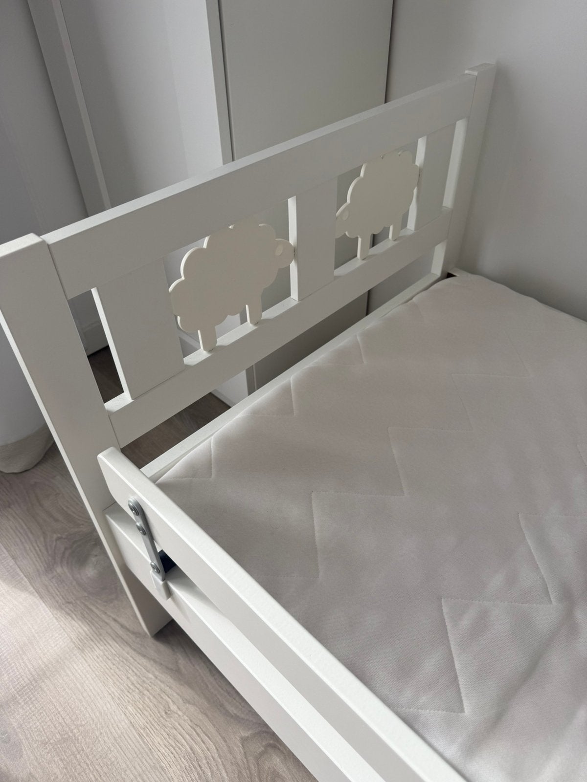 Kinderbed+lattenbodem + matras+bedhekje, Huis en Inrichting, Ophalen, Zo goed als nieuw