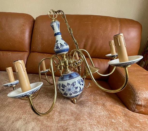 Antieke luster met porselein, Ophalen