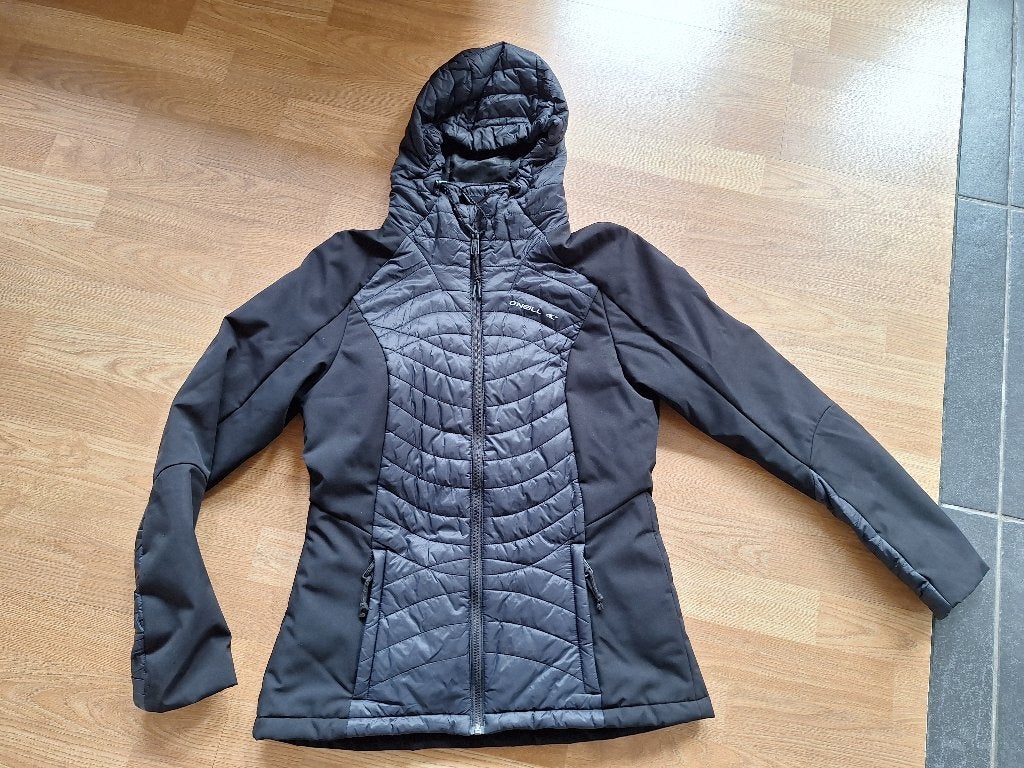 nieuw zwarte jas van het merk O'Neill met kap, Kleding | Dames, Jassen | Winter, Maat 38/40 (M), Zwart, Nieuw, Ophalen of Verzenden