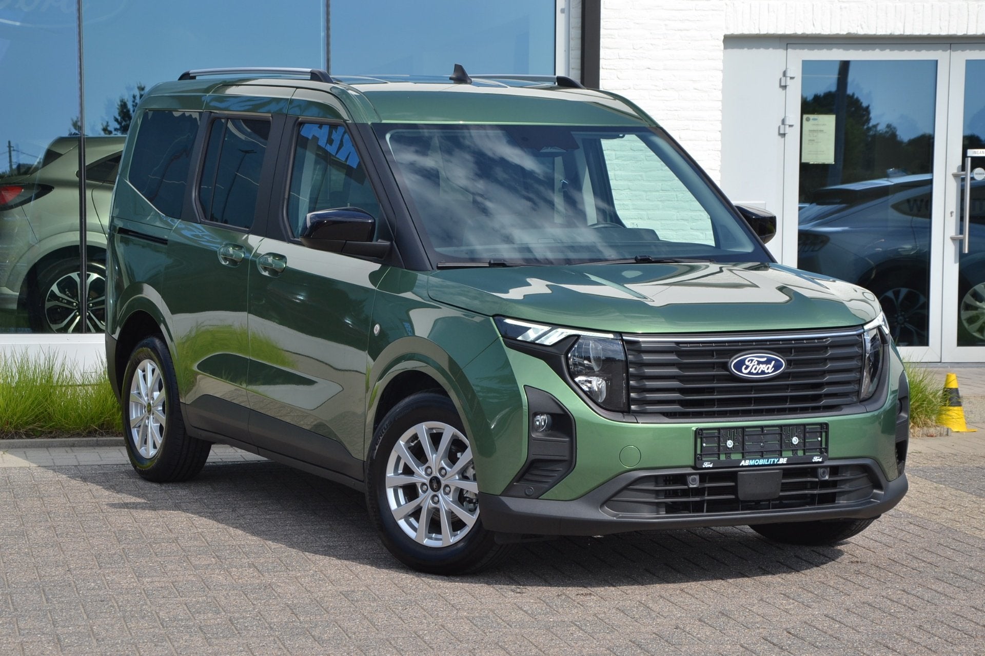 Ford Tourneo Courier (bj 2025), Auto's, Ford, Gebruikt, Zwart, Overige kleuren, Bedrijf