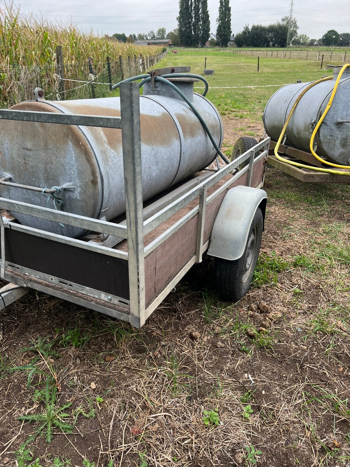 Watervat van 600 liter plus aanhangwagen