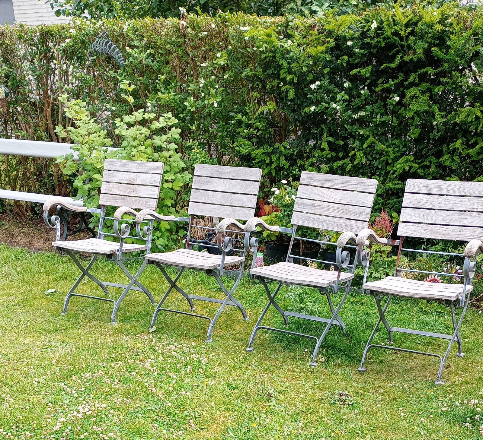 Chaises anciennes lourdes en teck - 50€ chacune, prix fixe -, Enlèvement, Métal