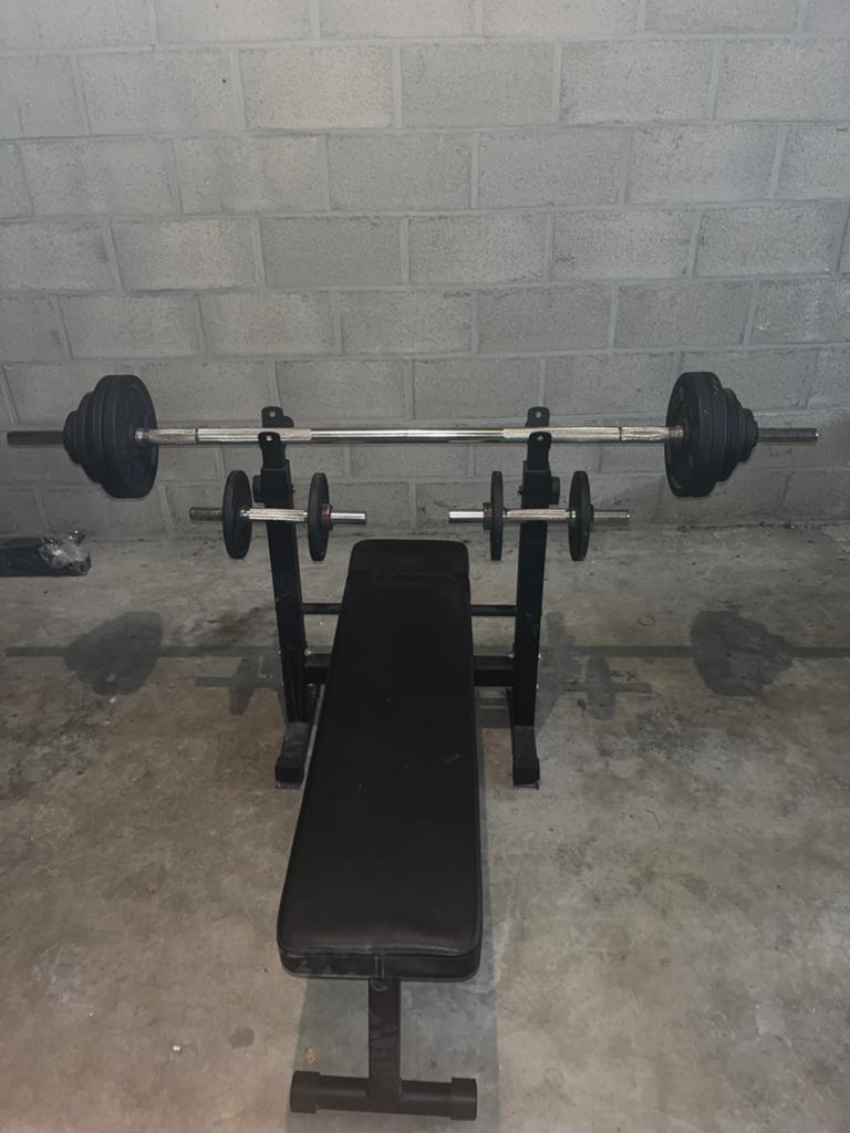 Domyos halterbank + halterstang + 40 kg gewichten, Sport en Fitness, Fitnessmaterialen, Ophalen, Gebruikt, Armen