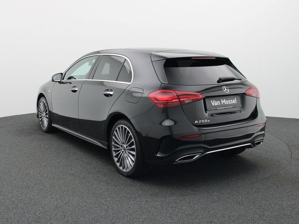 Mercedes-Benz A 250 e AMG Line + PANO DAK + MULTIBEAM LED +, Auto's, Stof, Gebruikt, Zwart, Zwart