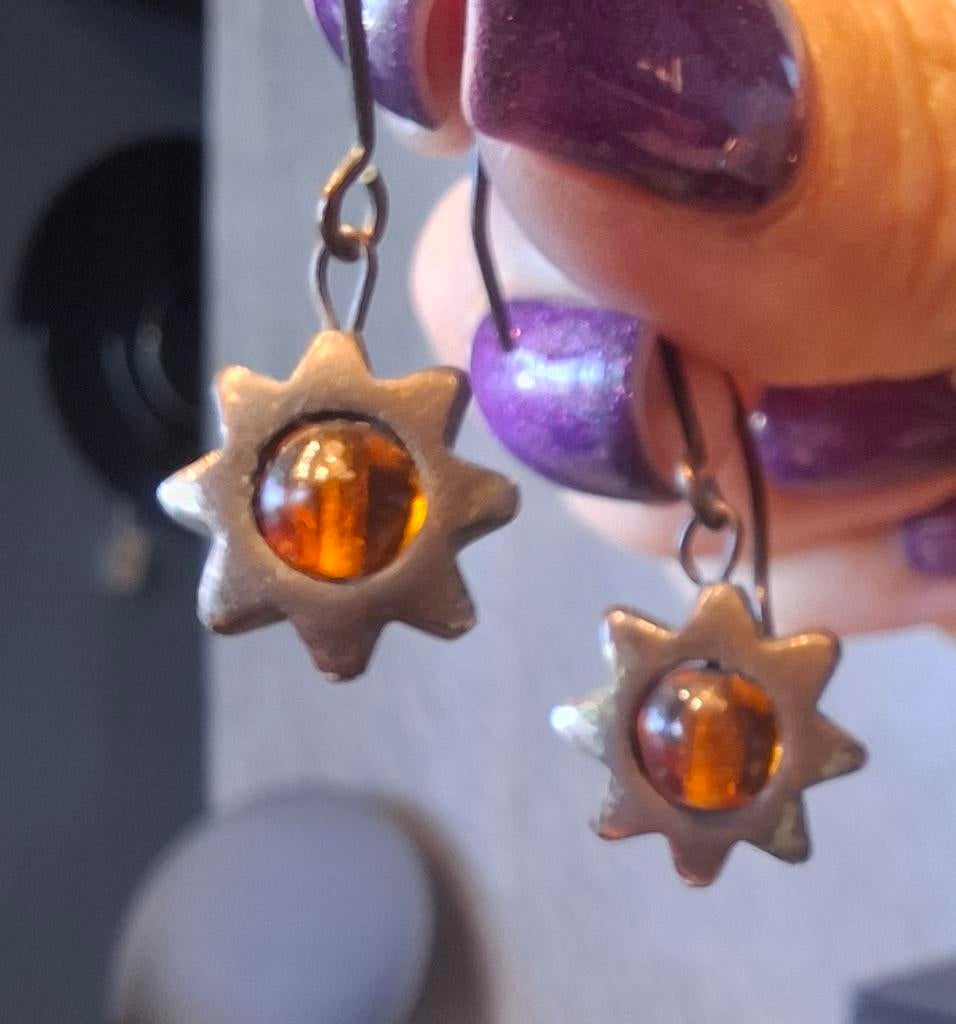 Amberkleurige bronzen oorbellen met kleine sterren, Handtassen en Accessoires, Oorbellen, Overige materialen, Hangers, Bruin, Ophalen of Verzenden