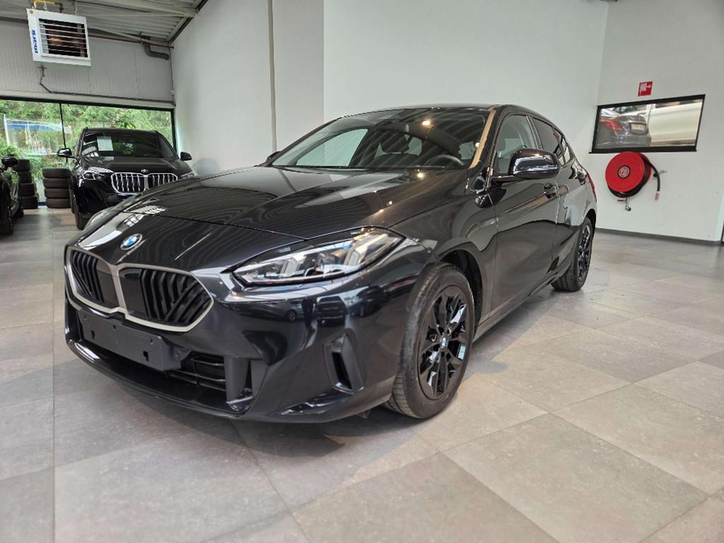 BMW 120 120iA MHEV, Automaat, Gebruikt, Parkeersensor, Zwart
