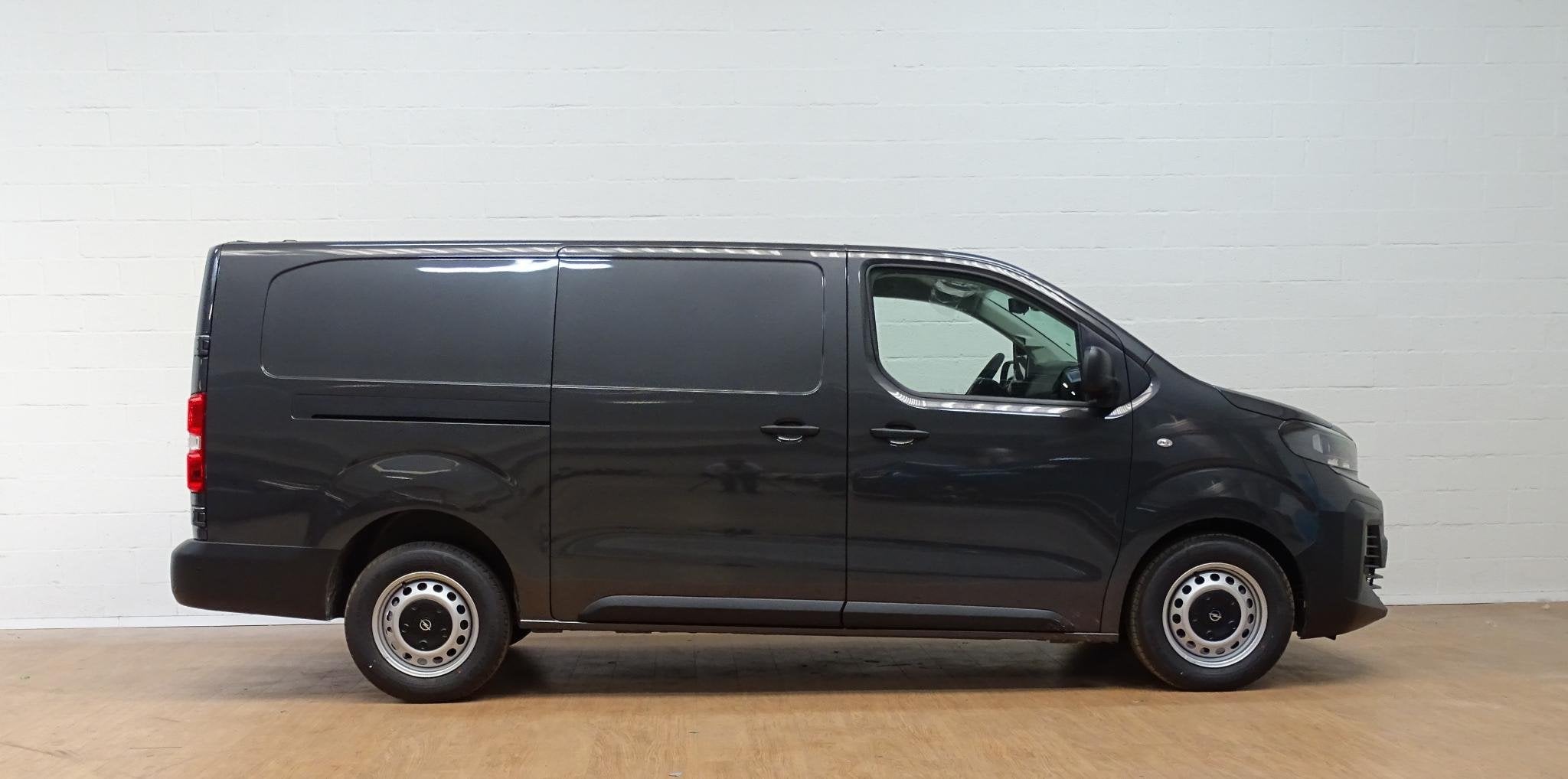 Opel Vivaro 2.2 Turbo D 180 S/S AT8 L3H1, Auto's, 4 deurs, Stof, Zwart, 4 cilinders