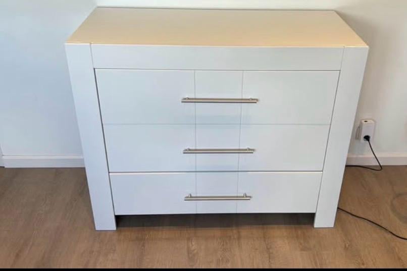 Commode blanche de chambre d'enfant, Enlèvement, Commode